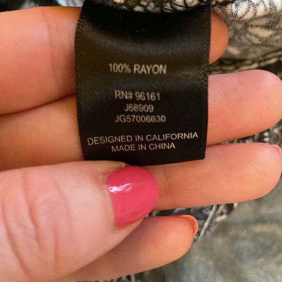 Billabong Black and White Floral Shorts Size Small - Picture 9 of 12